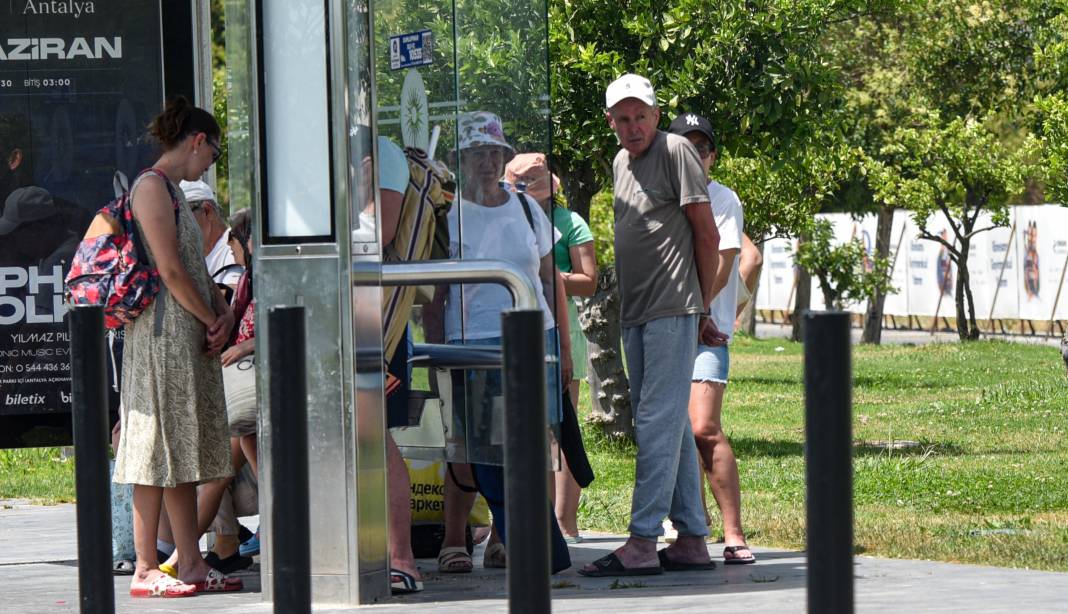 Antalya'da sıcaklık 43,7 dereceye yükseldi. Vatandaşlar sahile akın etti 3